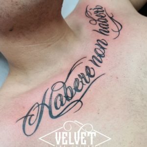 scritta petto tatuaggio roma